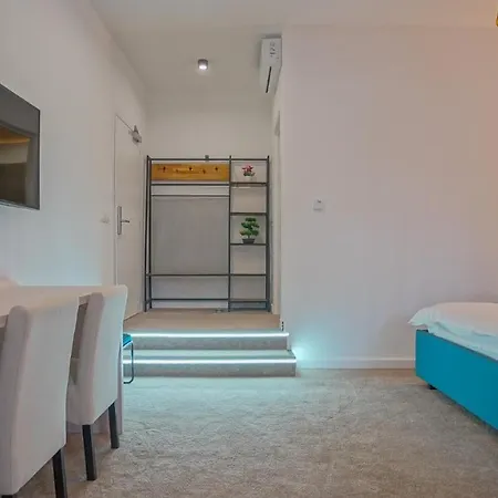 Zoom Aparthotel 3*